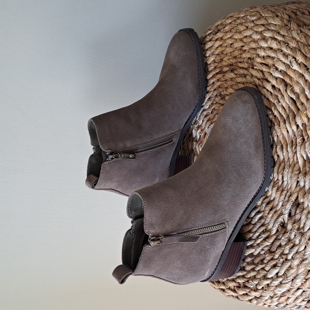 NWOT Blondo Womens Samara Grey/Taupe Waterproof Suede Ankle Booties‎ Lug Sole S8